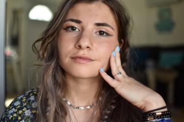 hi from my face and disturbingly bent fingers 😅