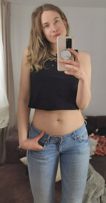 jeans + crop top = simple, but hot