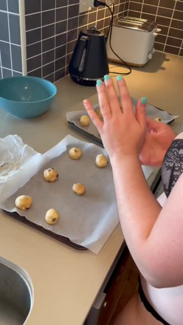 34yo mom of 3. would you come help in the kitchen with me? 😘