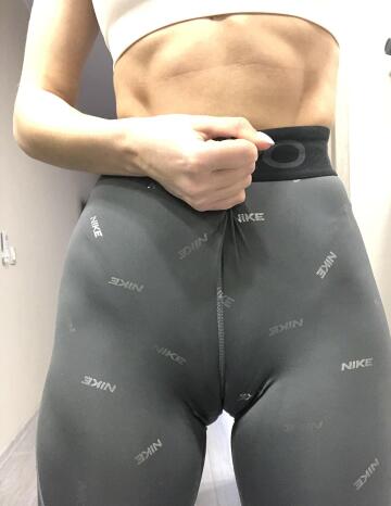 would you make my tight leggings cameltoe wet?💦