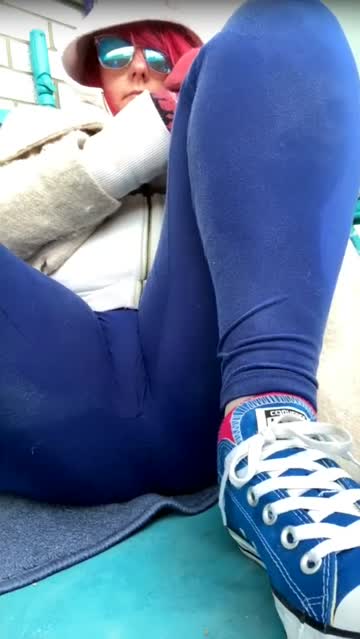 i tried to let it go slowly during my recent outdoor pee in blue leggings, so the sudden gush surprised me. and made my cunt fucking throb too.