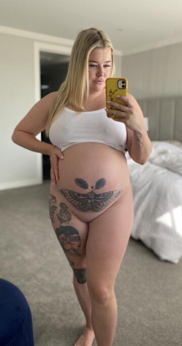 preggo and feeling beautiful. i all so feel naughty! and thirsty for attention.