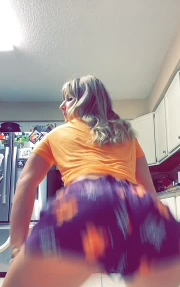 a petite girl with a big ass! and i love shaking it!!