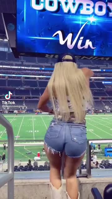fan showing dat ass