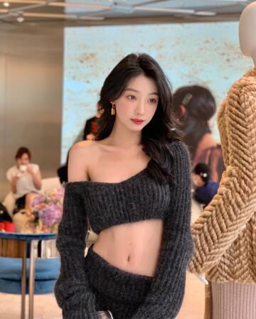 midriff and shoulder