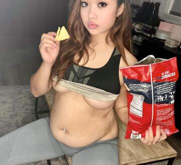 chubby asian girl loves her chips 💓