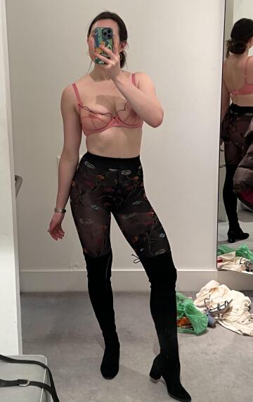 couldn’t help but snap a picture in a changing room for you of my favourite pantyhose!