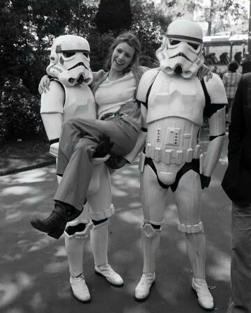 carrie fisher hanging out with some stormtroopers while promoting 