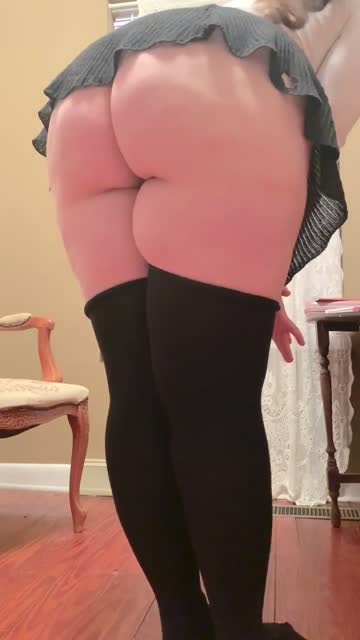 the jiggly ass of a horny brat: a classic
