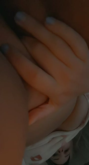 i love the sound my wet pussy makes when i play with it☺️