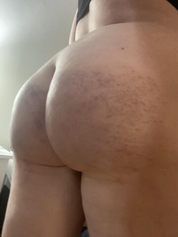 the morning after my spanking. i benefit so much from spankings: it’s hot af for me, i feel lighter, more confident, they are therapeutic and it motivates me to stay on track with my goals. good girls love their spankings :)