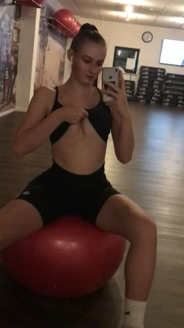 my first flash without a wig, got way too horny in the gym... next to me another girl was still working out haha, i love the risk…hopefully you like my teen tits :)