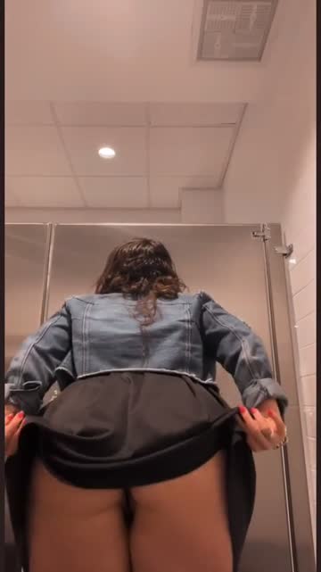 quickie in the stall? [f]