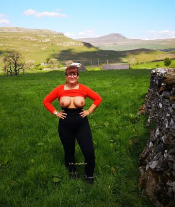 come hiking with me i always lose my clothes 😍😜😍😜 39f uk cougar 5ft tall 😍💋💋