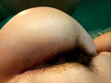 please worship my super hairy booty crack 😏🍑🌿