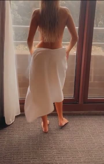 [f] you walk into your hotel room and see this. 😳