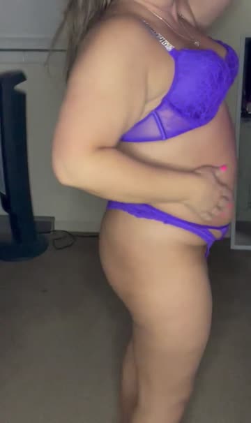 come get naked with me and play with my chubby mombod!