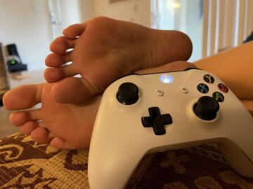 would you be able to play xbox with my feet in your face ? 😏
