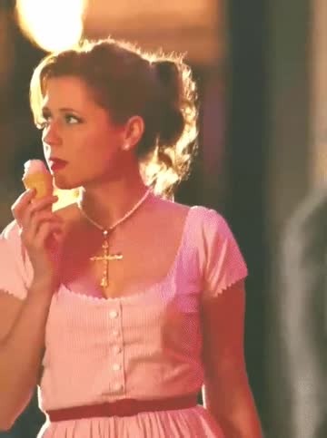 jenna fischer demonstrating her skills in 