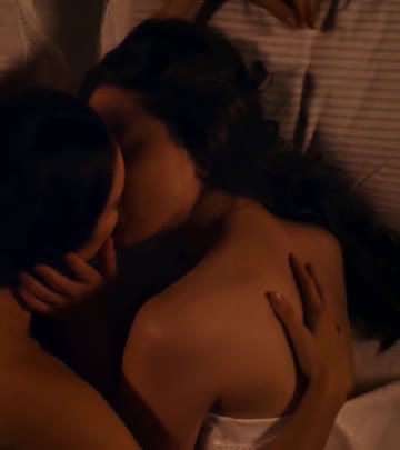 hailee steinfeld's lesbian sex scene is so hot