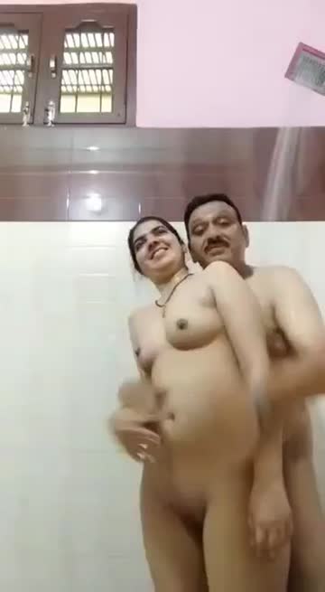 💦 bathroom fantÀsy.. ❤️hubby played with beautiful wife b00bs🍊 , suck😘 her & fingrîng🤟 her thick pu$$y👅... ( full video👇 link in c0mment 👇)