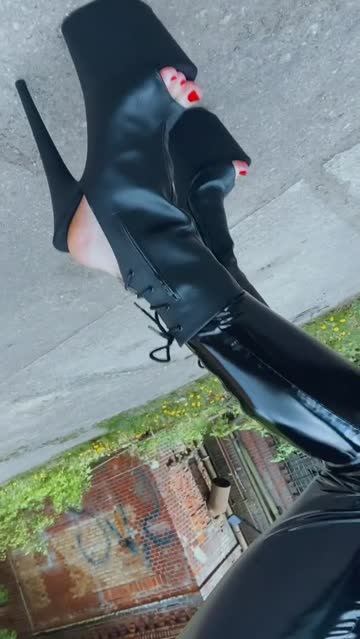 [f] love to show off my pvc&latex fetish in public ;)