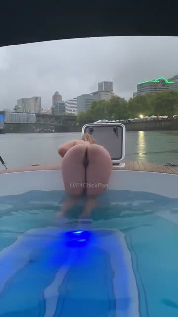 idk if this belongs in this sub, but i doubt you’re supposed to be naked on a hot tub boat in the middle of a city 😜