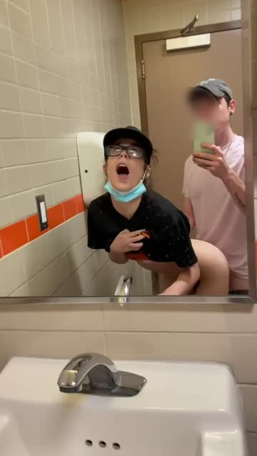 getting fucked in the work bathroom and sending the clip to my boyfriend 😌