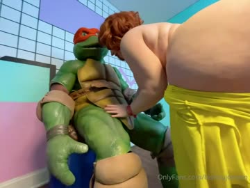 curvy cosplayer