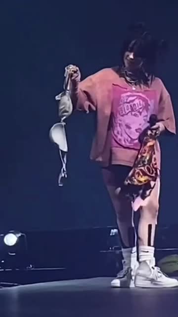 i would eat billie eilish’s ass with no hesitation