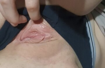 i can never resist touching my bare pussy