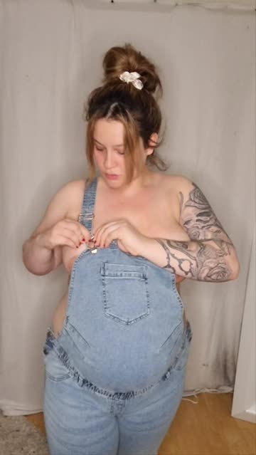 howdy 🤠 how cute is a pregnant belly in overalls? 😇