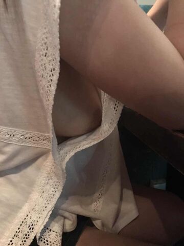 how do you guys like my girlfriend side boobs slipped ?