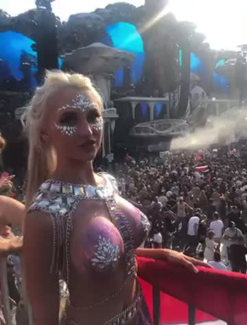 who's coming to tomorrowland next month? ;)