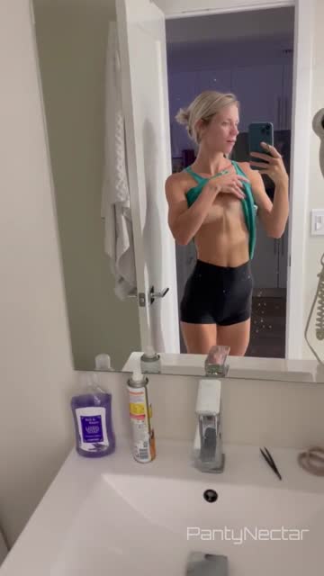 hubby and his friend stepped outside for a few minutes, so i took advantage of the free time