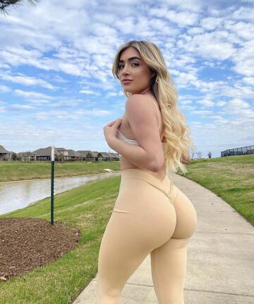 i love her ass in those yoga pants