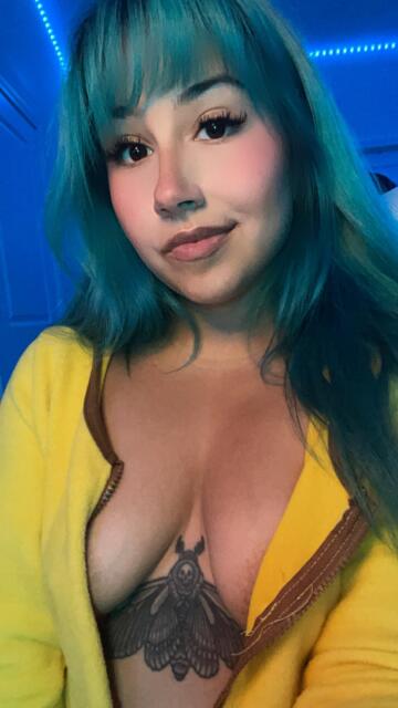 ✨just a blue haired nerdy gamer girl ready to play with you✨