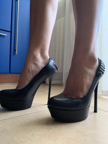 i'm crazy about these heels. my feet are happy. do you like it?🔥🔥🔥
