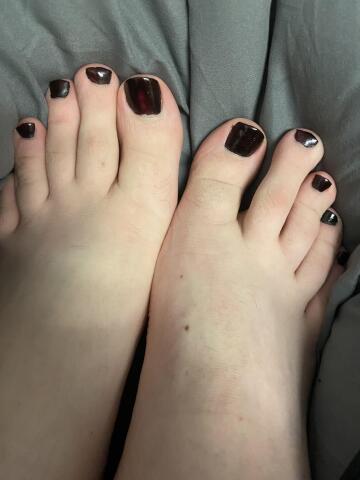 do y’all like my pretty toes? 🖤