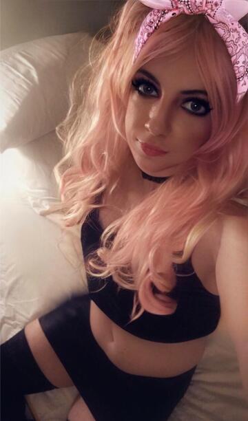 say hi if any random sissy can send you nsfw pics at any time, 18+ only please.