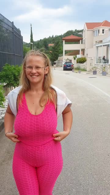 after all, a little rain on the vacations, so more people on the streets - no matter, public flashing must be. heh [f]