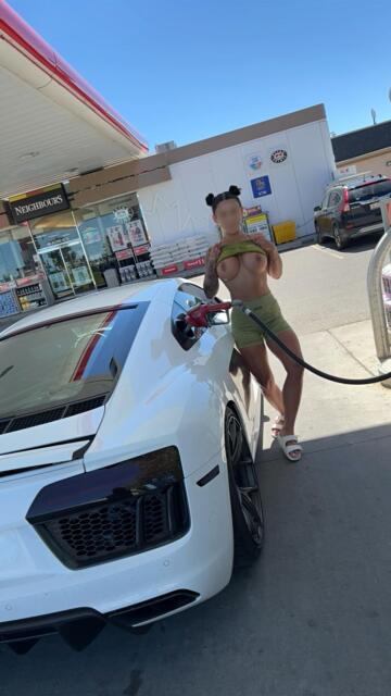 filling up my car , waiting for someone to fill me