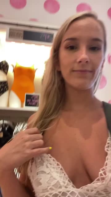 i always get excited when i go to victorias secret 💋 [gif]