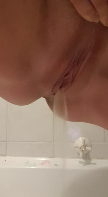 do i have a pretty peeing pussy?🥺