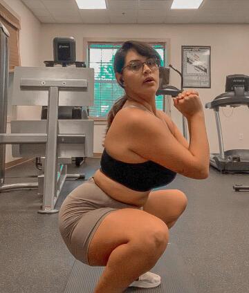 mommy loves squats🤩 don’t you!?