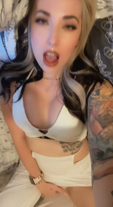 just started my bimbofication! seeing myself turning into a sex object makes me so horny. 🥵