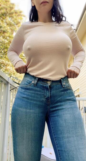 how to accesorize mom jeans