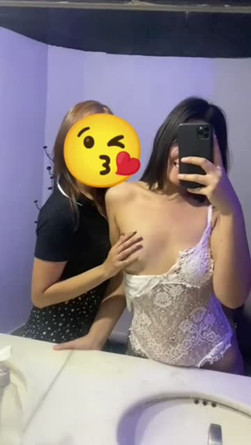 groped by 2 girls in the club (f)