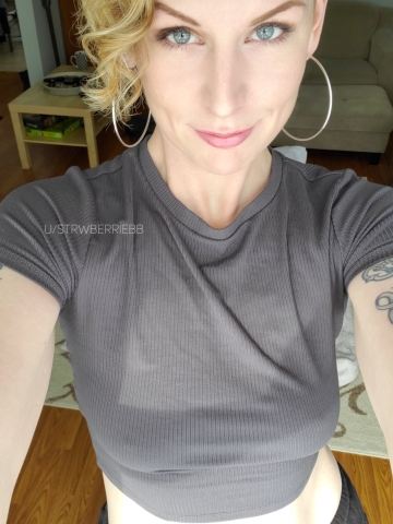 [f] i felt pretty for once here so i had to take a selfie 🤳 💕