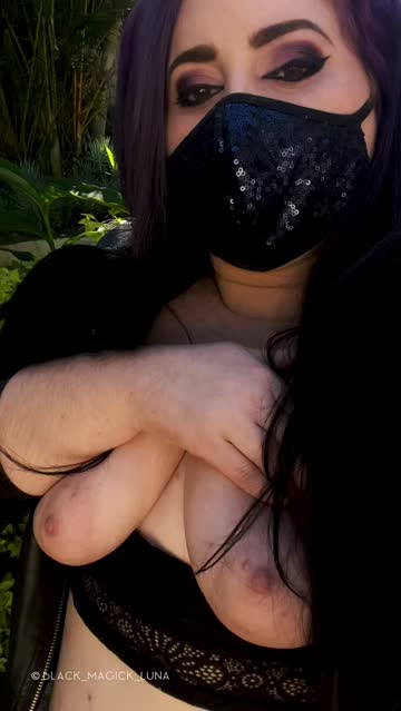 love letting my tiddies loose outdoors!